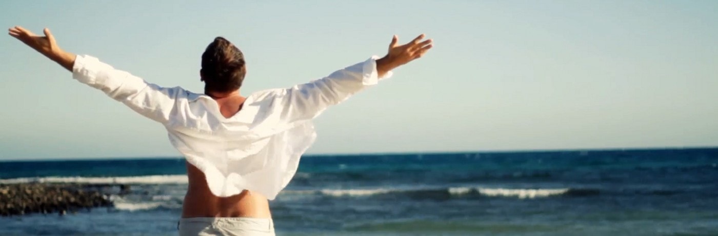 homme heureux devant la mer guerison spirituelle