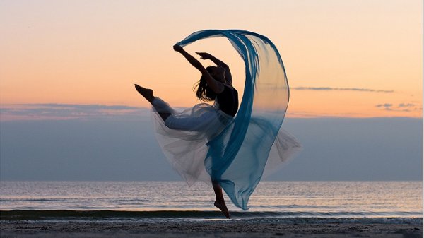 Femme danse mer