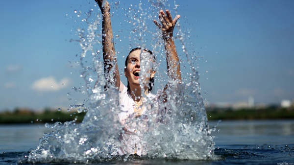 femme qui sort de l'eau